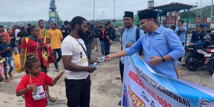BKPRMI Manokwari Bagikan Ribuan Botol Air Mineral ke Pengunjung  Pulau Mansinam