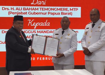 Sah Pimpin Papua Barat, ABT Serahkan Jabatan ke Gubernur Dominggus Mandacan