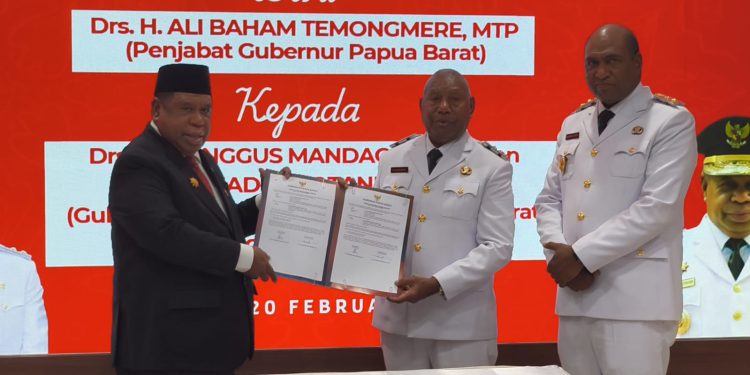 Sah Pimpin Papua Barat, ABT Serahkan Jabatan ke Gubernur Dominggus Mandacan