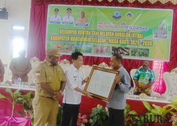 Piet Bukorsyom Serahkan Sertifikat Indikasi Geografis Kakao Ransiki