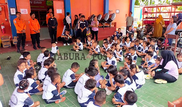 TKN Pembina Manokwari Ajak Anak Didiknya Mengenal Peralatan dan Tugas Basarnas