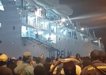 Rusuh ! Penumpang KM Gunung Dempo Lempari Pengunjung di Pelabuhan Manokwari