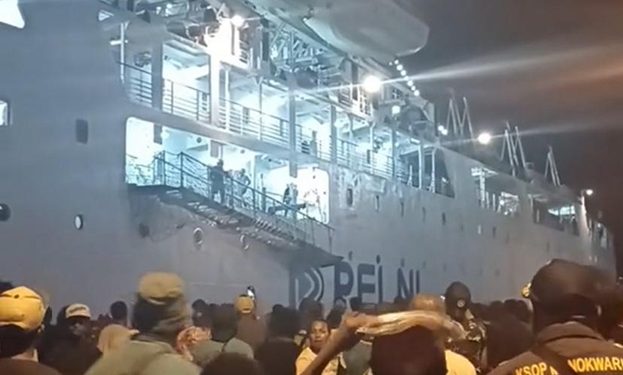 Rusuh ! Penumpang KM Gunung Dempo Lempari Pengunjung di Pelabuhan Manokwari