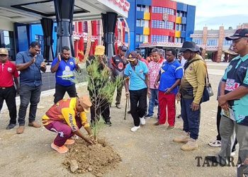 Bupati Waran dan Pimpinan OPD Tanam Pohon di Kompleks Perkantoran Bukit Boako
