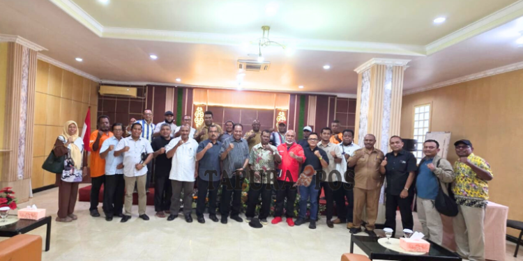 Forum Suku Nusantara Siap Sambut Kedatangan Gubernur PB dengan Prosesi Adat Ditandai Penyerahan ‘Kampak dan Parang’