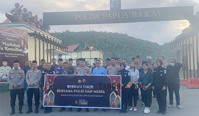 Polda Papua Barat Bagikan Takjil dan Berbuka Puasa Bersama Wartawan