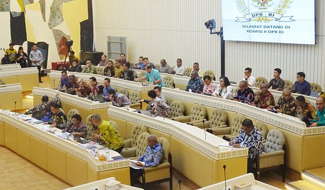 Gubernur Papua Barat Serahkan Dokumen 10 Usulan DOB