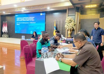 PLN UPP Papua Barat Bayar Kompensasi Pembangunan SUTT Bagi Puluhan Warga Terdampak