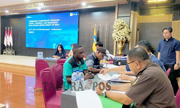 PLN UPP Papua Barat Bayar Kompensasi Pembangunan SUTT Bagi Puluhan Warga Terdampak