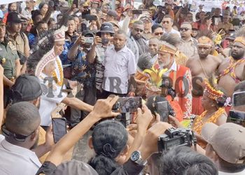 Panglima Perang, Dominggus Mandacan Disambut Prosesi Adat Penyerahan Parang