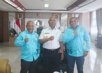 Audiens Bersama Gubernur, Saiba Laporkan Prestasi KONI Papua Barat pada PON XXI Sumut-Aceh