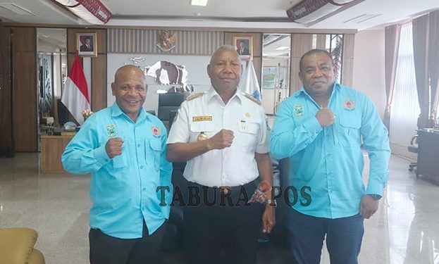 Audiens Bersama Gubernur, Saiba Laporkan Prestasi KONI Papua Barat pada PON XXI Sumut-Aceh