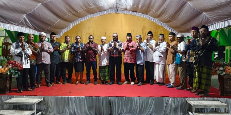 Bernard Mandacan dan Markus Waran Buka Puasa Bersama Umat Islam Oransbari