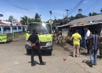 Wakil Bupati Mesakh Pantau Kegiatan Angkut Sampah di Pasar Kenangan Ransiki dan Tinjau Pasar Rakyat Abreso