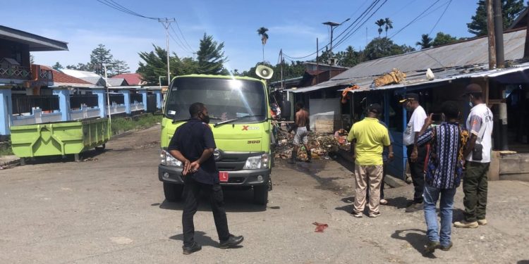 Wakil Bupati Mesakh Pantau Kegiatan Angkut Sampah di Pasar Kenangan Ransiki dan Tinjau Pasar Rakyat Abreso