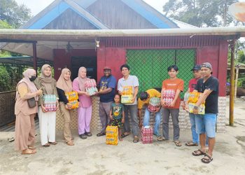 Nakeus Muid Bagi Parcel untuk Saudara Muslim