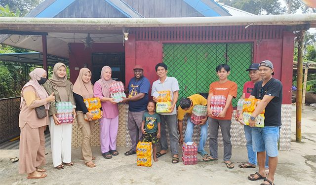 Nakeus Muid Bagi Parcel untuk Saudara Muslim