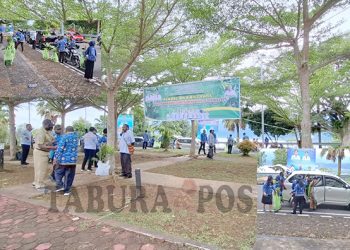 Peringati Hari Rimbawan, Dishut Papua Barat Bagikan 700 Anakan Bibit Tanaman Kepala ASN