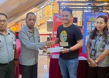 Kakanwil Kemenkum Papua Barat Serahkan Sertifikat Merek pada Pekan Pelayanan Publik MCM