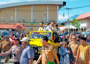 Konvoi Keliling Kota Manokwari, Hermus – Mugiyono Sapa Warga Sampaikan Terima Kasih