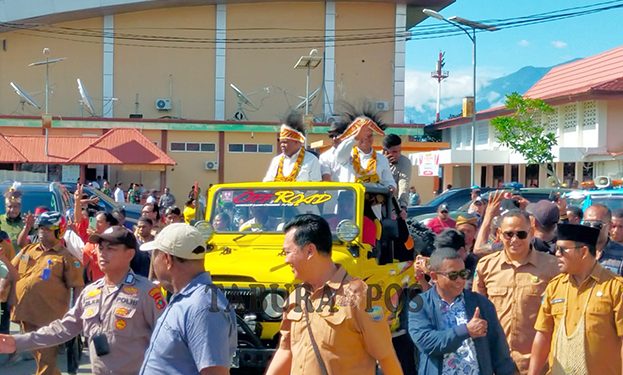 Konvoi Keliling Kota Manokwari, Hermus – Mugiyono Sapa Warga Sampaikan Terima Kasih