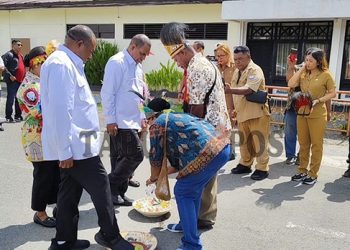 Tiba di Rendani, Bupati-Wabup Mansel Disambut Markus Waran dan para Kepala Suku