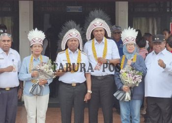 Gubernur dan Wakil Gubernur Papua Barat Disambut Prosesi Adat dengan Penyerahan ‘Parang’