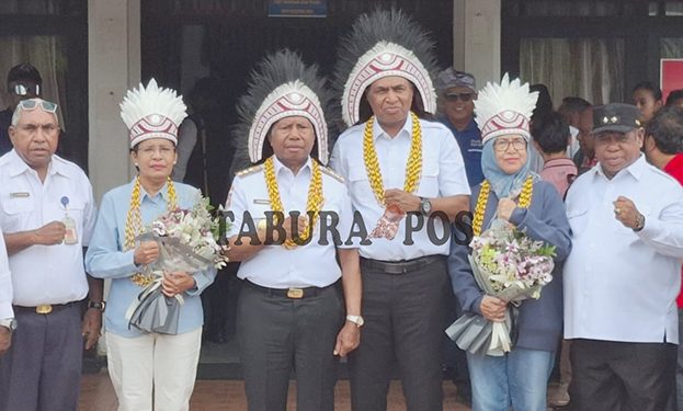Gubernur dan Wakil Gubernur Papua Barat Disambut Prosesi Adat dengan Penyerahan ‘Parang’