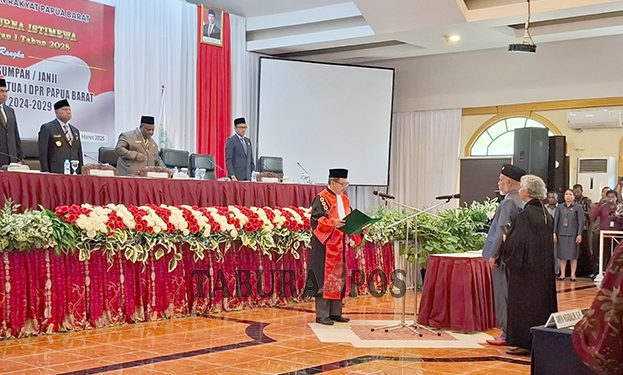 Petrus Makbon Resmi Jabat Wakil Ketua DPR Papua Barat