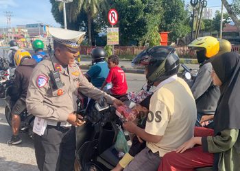 Satlantas Polresta Manokwari Bagi Puluhan Kotak Takjil Berbuka Puasa Untuk Masyarakat