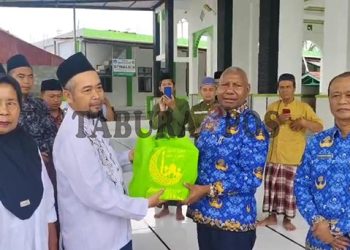 Keluarga Dominggus Mandacan Berikan Santunan ke Ponpes di Manokwari dan Mansel
