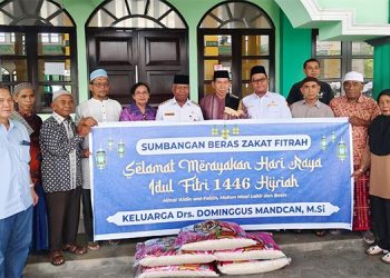 Dominggus Mandacan Serahkan Bantuan Beras Zakat Fitrah atas nama Gubernur & Keluarga