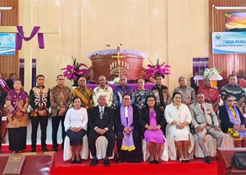Gubernur Papua Barat dan Bupati Manokwari Menerima Berkat dan Pengutusan