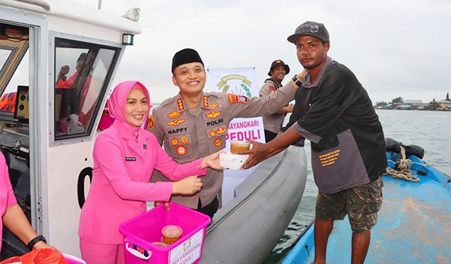 Gunakan Perahu, Polresta Sorong Kota dan Bhayangkari Berbagi Ratusan Takjil di Dermaga Pulau Doom