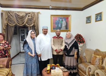 Lebaran Hari Kedua, Dominggus Mandacan Silaturrahmi di Kediaman Tokoh Muslim, Ketua Parpol