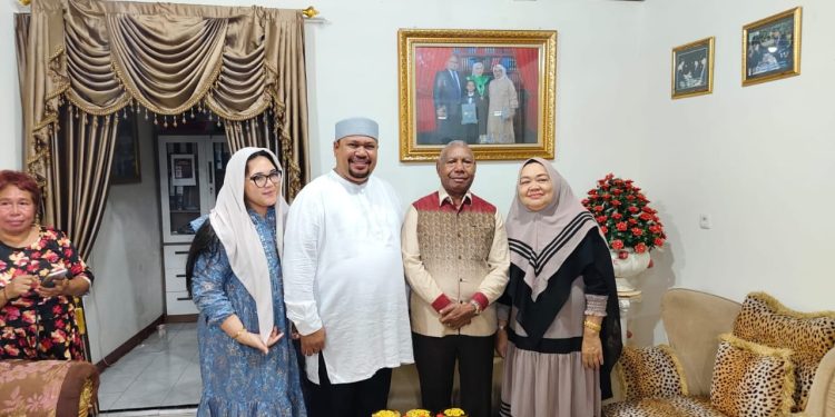 Lebaran Hari Kedua, Dominggus Mandacan Silaturrahmi di Kediaman Tokoh Muslim, Ketua Parpol