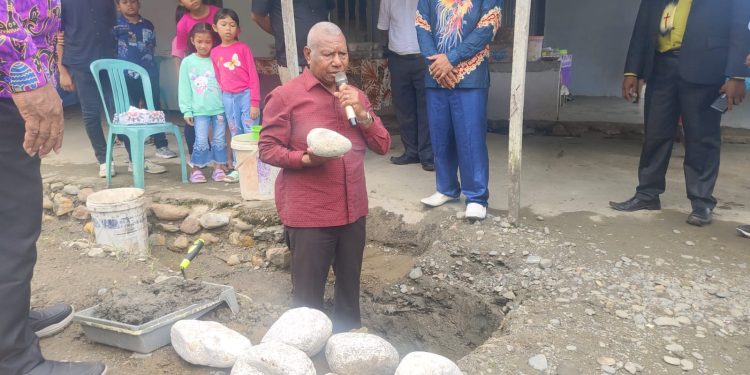 Rumah Pastori GPdi La- Hairoi Masni Dibangun, Dominggus Mandacan Bantu 200 Sak Semen