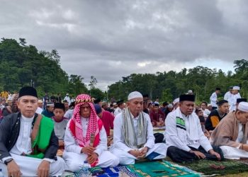 Wabup Teluk Bintuni Sholat Idul Fitri Bersama Ribuan Jamaah di Lapangan GSG