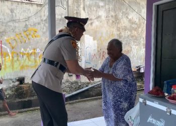 Pelukan Hangat Nenek Nafisah Iringi Pelepasan Kombes Pol. R.B. Simangunsong