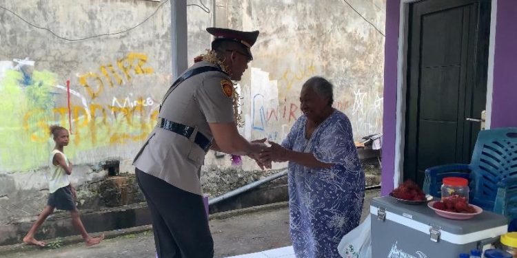 Pelukan Hangat Nenek Nafisah Iringi Pelepasan Kombes Pol. R.B. Simangunsong