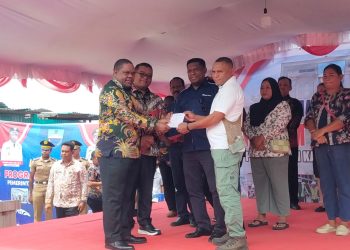 Dinas Koperasi dan UMKM Salurkan Stimulan Modal Usaha Bagi Ratusan UMKM di Manokwari