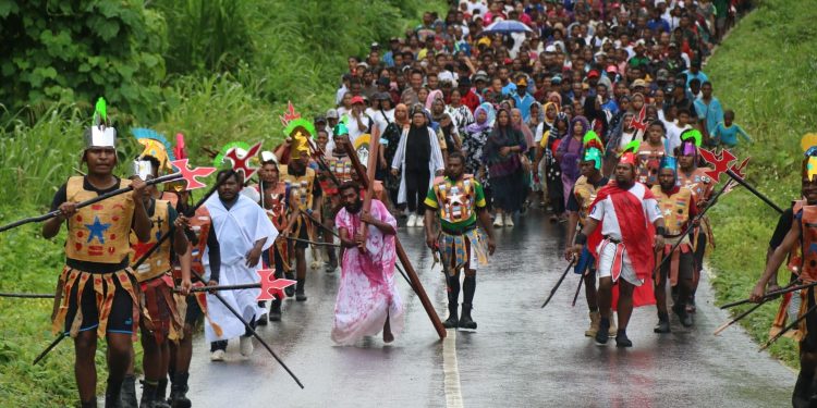 ‘Jalan Salib’ Cara Umat Kristen di Mansel Menyambut Hari Raya Paskah