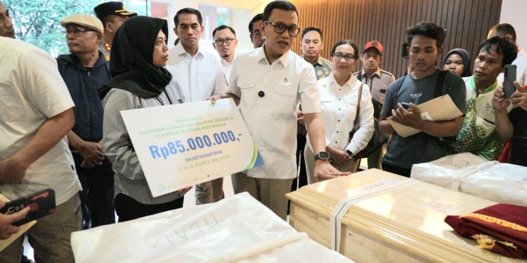 Hadir bagi Pekerja Migran Indonesia, BPJS Ketenagakerjaan Serahkan Santunan Kematian kepada Keluarga PMI Musthakfirin