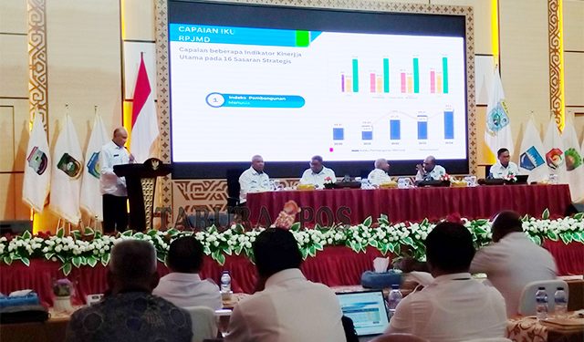 Pemkab Kaimana Pastikan Ketersediaan Nakes dan Guru di Kampung Melalui Program Guruku dan Nakesku