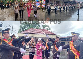 Meski Diguyur Hujan, Tradisi Pedang Pora Penyambutan Kapolresta Manokwari Berjalan Lancar