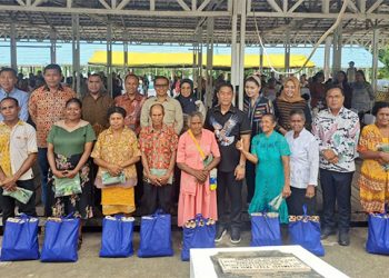 Pangdam XVIII Kasuari Bagi 165 Paket Sembako