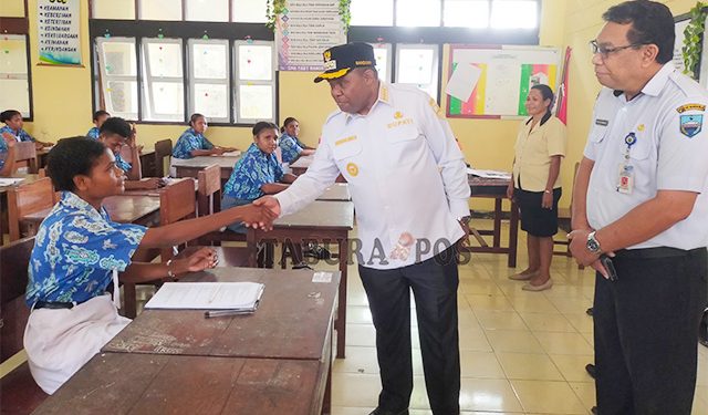 Bupati Manokwari Pastikan UAS Tingkat SMA dan SMK di Manokwari Diikuti Semua Peserta