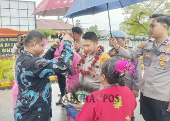 Prosesi Adat dan Pedang Pora Warnai Penyambutan Kapolres Teluk Bintuni
