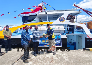 Bernard dan Mesakh Resmikan KM. Otawar sebagai Moda Transportasi antar Pulau di Perbatasan Mansel-Wondama