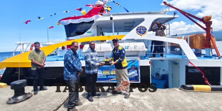 Bernard dan Mesakh Resmikan KM. Otawar sebagai Moda Transportasi antar Pulau di Perbatasan Mansel-Wondama